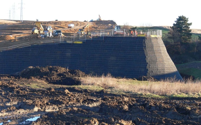 Ochranný zemný val z vystuženej zeminy neďaleko Března u Chomutova