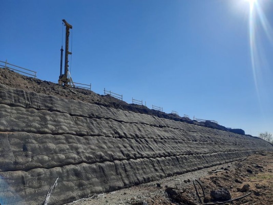 Strmý svah na hranici pozemku – technologické centrum Švédske šance