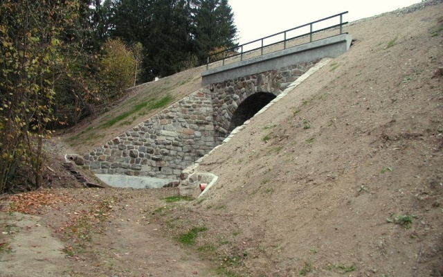Protierózna ochrana krídel železničného mosta pri obci Urbaneč