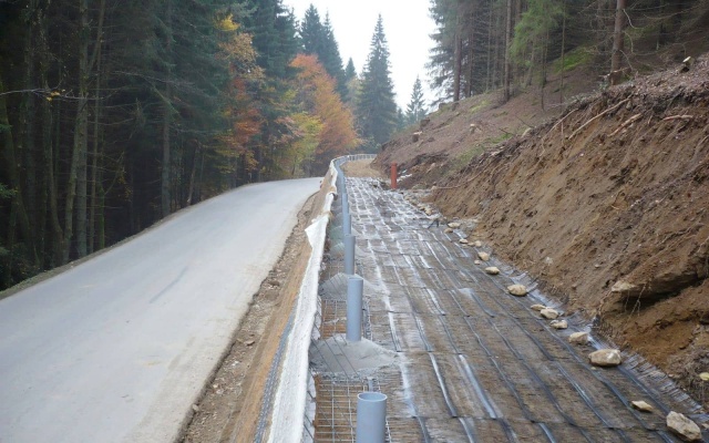 Výškové oddelenie cesty a cyklotrasy strmým svahom v Prášilech na Šumave