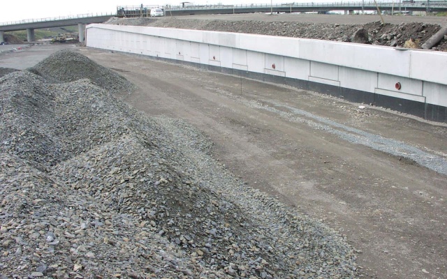 Oporná stena z veľkoplošných panelov na diaľnici D47 v Ostrave (rampa 3 MÚK Rudná)