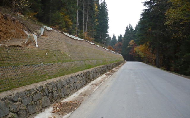 Výškové oddelenie cesty a cyklotrasy strmým svahom v Prášilech na Šumave