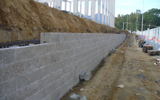 Liberec, oporný múr v areáli VGP parku