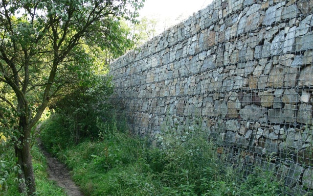 Oporný múr s lícom z prírodného kameňa v Ivančiciach