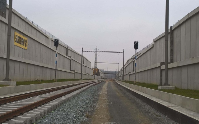 Výstavba vystužených oporných múrov v rámci modernizácie železnice na trati Rokycany Plzeň