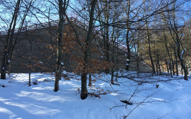 Oporný múr vyrovnávajúci strmý terén stanice lanovej dráhy zjazdovky v Klínech