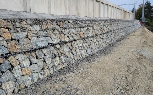 Praha - Rajská zahrada – vystužená oporná konštrukcia pod nástupišťom