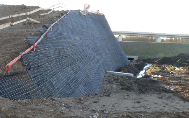 Ochranný zemný val z vystuženej zeminy neďaleko Března u Chomutova