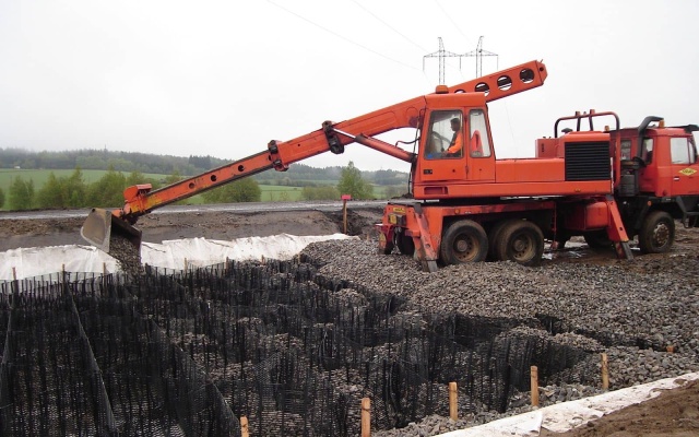 Založenie novo budovaného násypu rekonštruovanej cesty II/405 Příseka–Brtnice