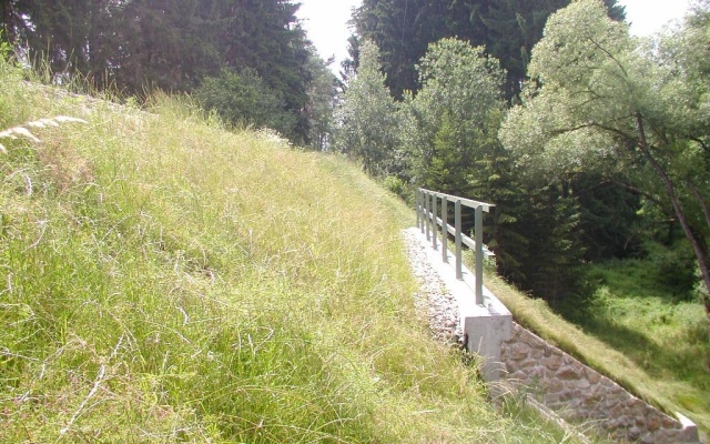 Protierózna ochrana krídel železničného mosta pri obci Urbaneč