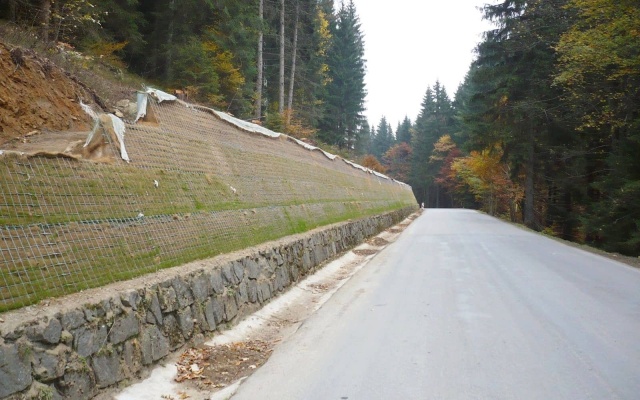 Výškové oddelenie cesty a cyklotrasy strmým svahom v Prášilech na Šumave