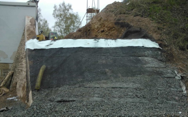 Vyztuženie násypov nad mostnou konštrukciou na trati Planá – Cheb