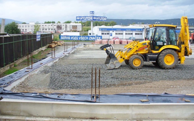 Založení haly na podmáčeném území pomocí roznášecí platformy s geomřížemi Tensar