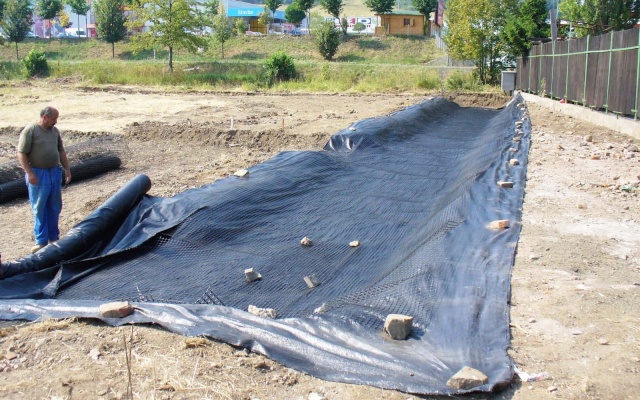 Založení haly na podmáčeném území pomocí roznášecí platformy s geomřížemi Tensar