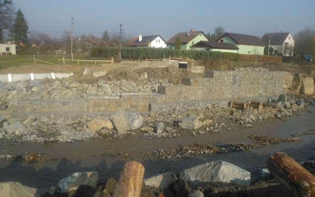Oprava koryta potoka po povodniach pomocou gabiónových múrov v Závišicích