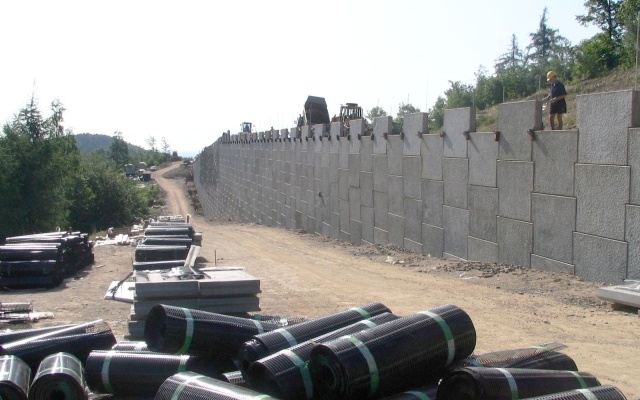 Oporný múr z veľkoplošných panelov na preložke cesty I/7 Chomutov – Křimov