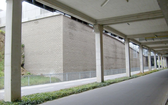 Oporný múr v areáli obchodného centra v Jihlave