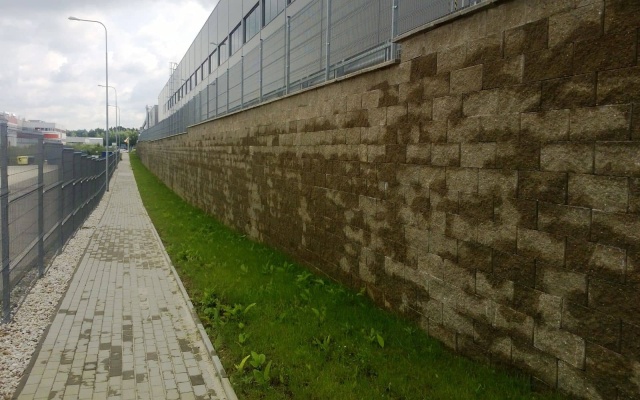 Liberec, oporný múr v areáli VGP parku