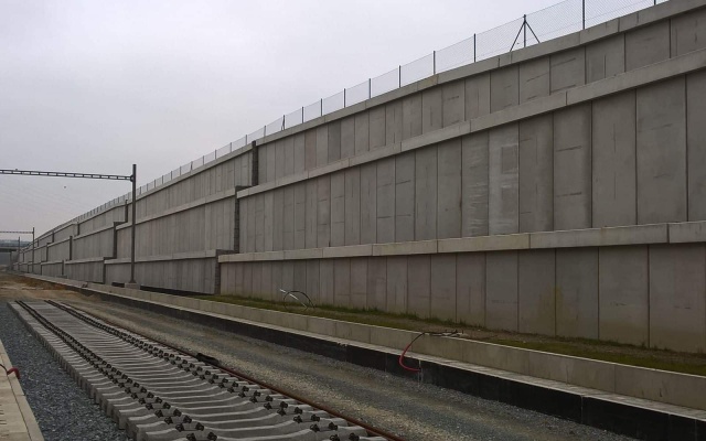 Výstavba vystužených oporných múrov v rámci modernizácie železnice na trati Rokycany Plzeň