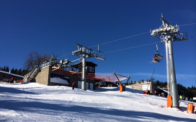 Oporný múr vyrovnávajúci strmý terén stanice lanovej dráhy zjazdovky v Klínech