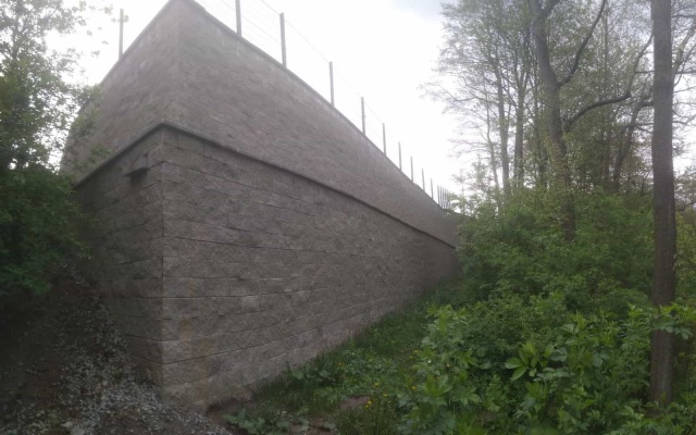 Žďár nad Sázavou, novostavba RD, oporný múr z vystuženej zeminy