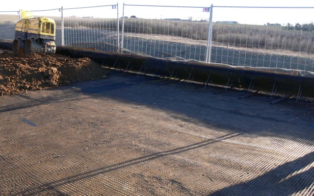 Ochranný zemný val z vystuženej zeminy neďaleko Března u Chomutova