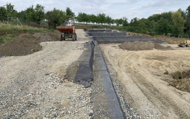 Sanácia zárubného múru na futbalovom ihrisku v Dolnom Němčí