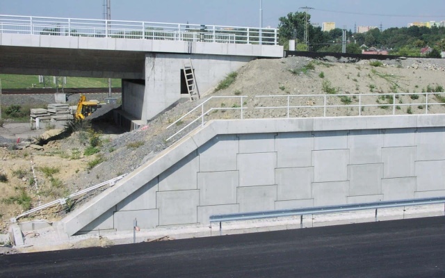 Oporná stena z veľkoplošných panelov na diaľnici D47 v Ostrave (rampa 8 MÚK Rudná)