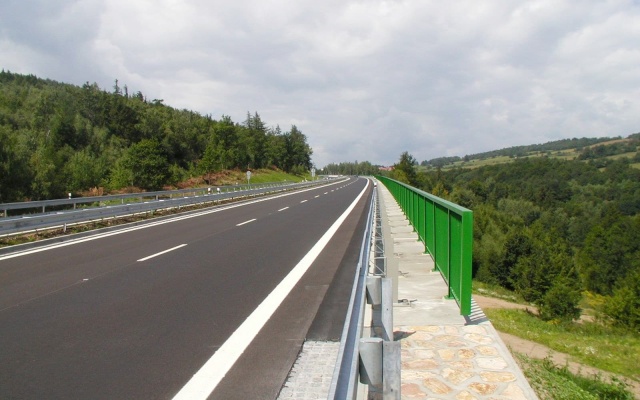 Oporný múr z veľkoplošných panelov na preložke cesty I/7 Chomutov – Křimov