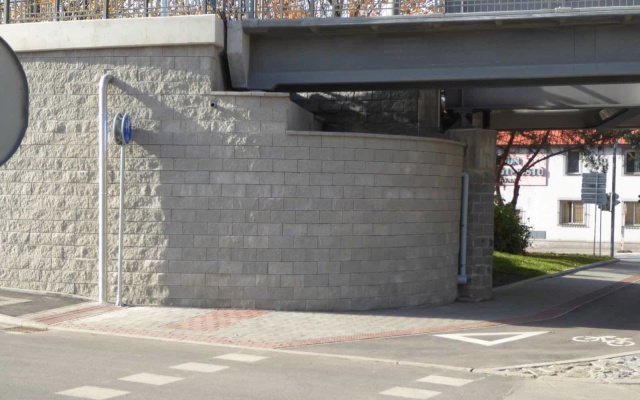 Oporný múr lávky na železničnej trati Tábor – Bechyně