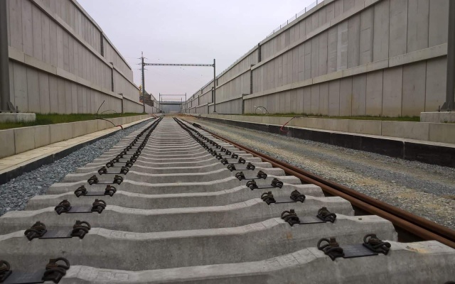 Výstavba vystužených oporných múrov v rámci modernizácie železnice na trati Rokycany Plzeň