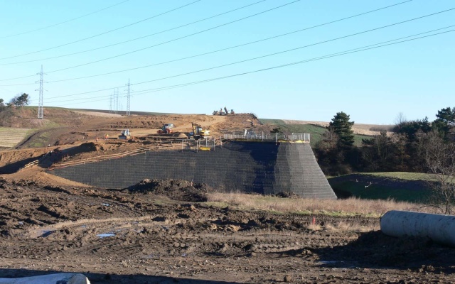 Ochranný zemný val z vystuženej zeminy neďaleko Března u Chomutova