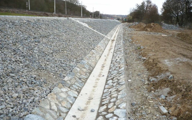 Odvodnenie násypového telesa preloženej cesty v Roztokách pri Prahe