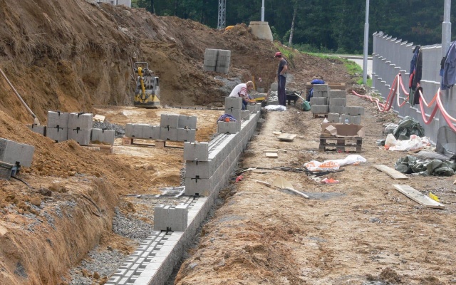 Liberec, oporný múr v areáli VGP parku