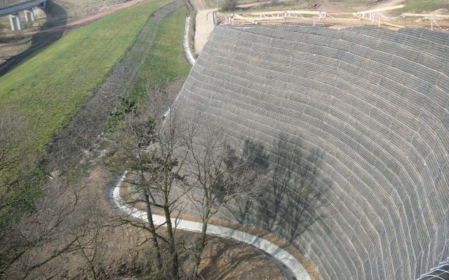 Ochranný zemný val z vystuženej zeminy neďaleko Března u Chomutova