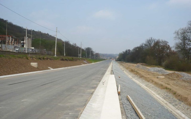 Odvodnenie násypového telesa preloženej cesty v Roztokách pri Prahe