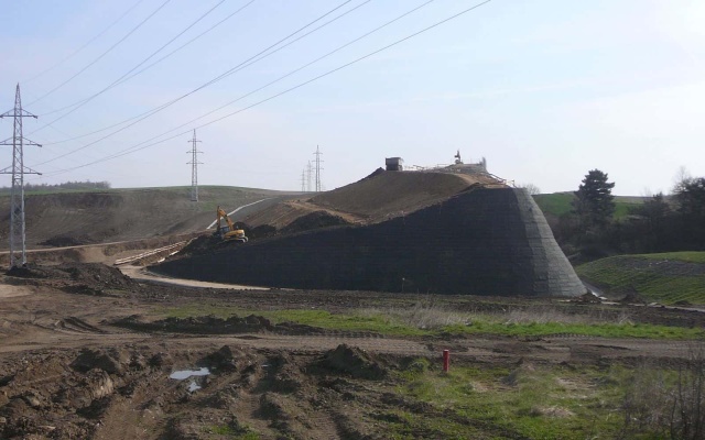 Ochranný zemný val z vystuženej zeminy neďaleko Března u Chomutova