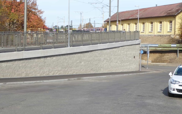 Oporný múr lávky na železničnej trati Tábor – Bechyně