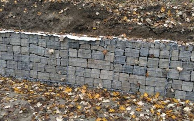 Gabiónový múrik pri kostole Barca v Košiciach