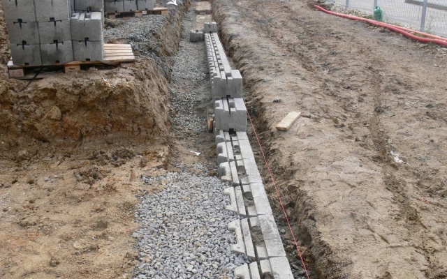 Liberec, oporný múr v areáli VGP parku