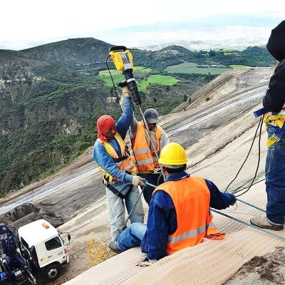 Príklady použitia zemných kotiev na zabezpečenie stability strmých svahov