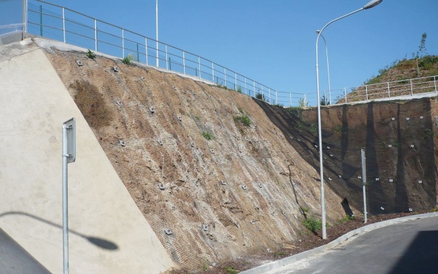 Protierózna ochrana svahu areálu drogérie DM v Jihlave