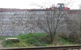 Oporný múr s lícom z prírodného kameňa v Ivančiciach