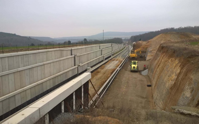 Výstavba vystužených oporných múrov v rámci modernizácie železnice na trati Rokycany Plzeň