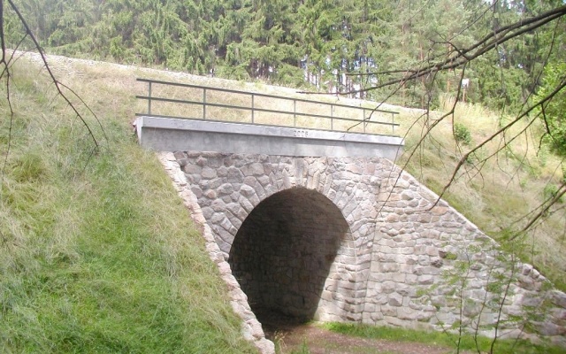 Protierózna ochrana krídel železničného mosta pri obci Urbaneč