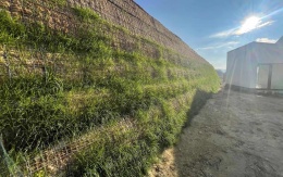 Strmé svahy vystužené geosyntetickými výstužami v Stupave‑Lintavách