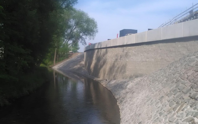 Děčín - Vilsnice, oporný múr z vystuženej zeminy pozdĺž Jílovského potoka