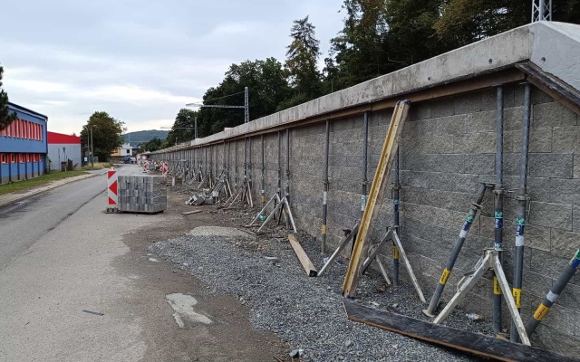 Oporný múr pri nástupišti železničnej zastávky Zastávka u Brna