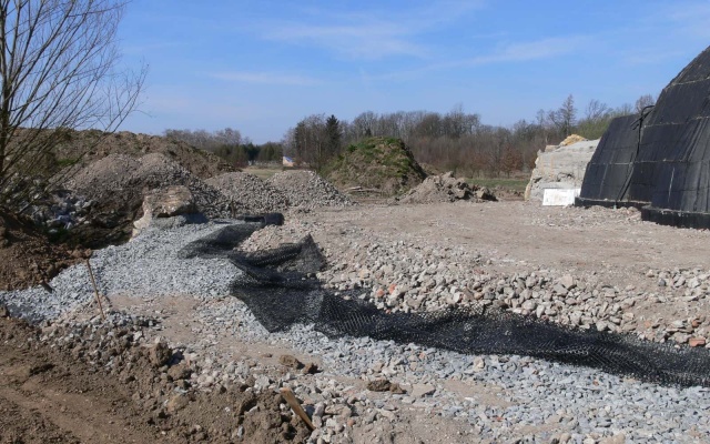 Vystužené zemné teleso s vnútornou umelou jaskyňou pri Olomouci