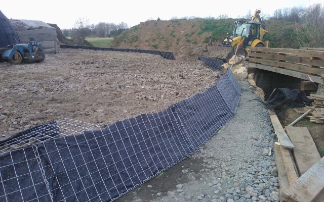 Vystužené zemné teleso s vnútornou umelou jaskyňou pri Olomouci